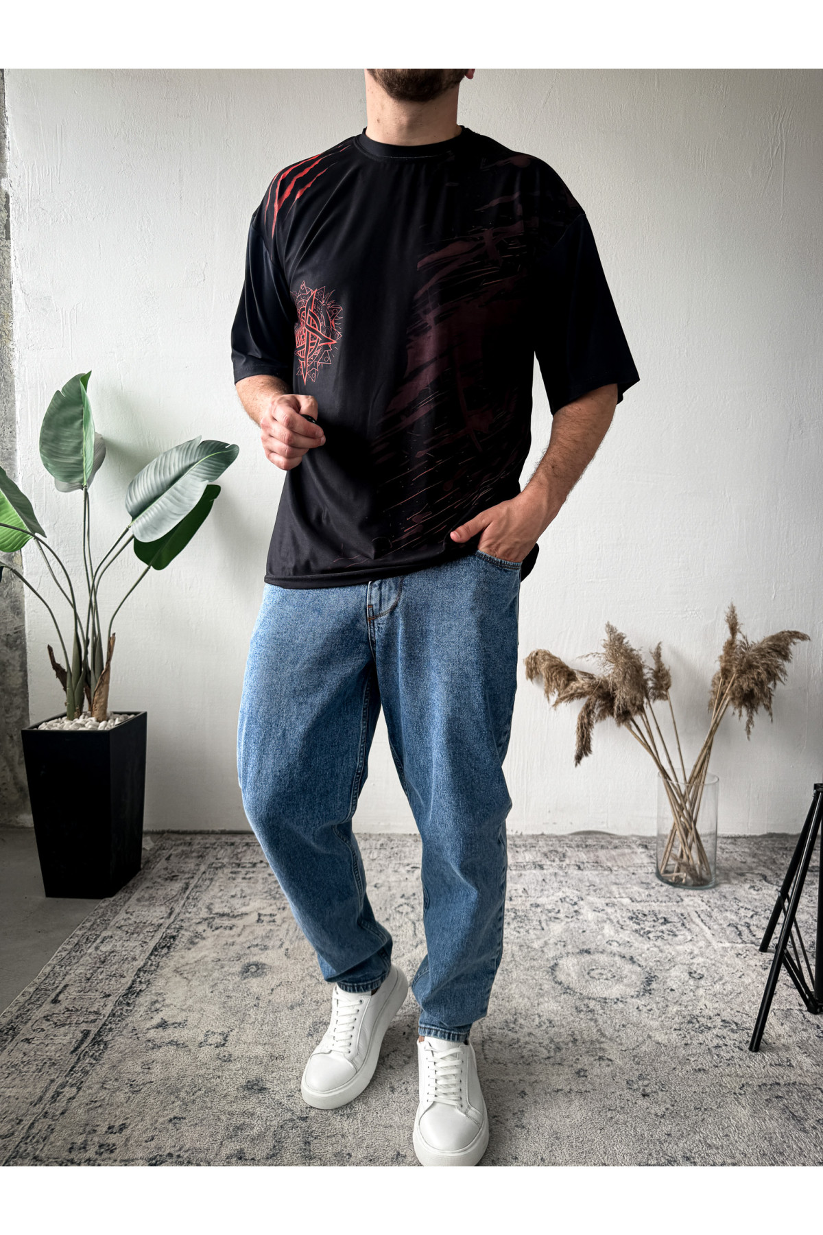 Футболка оверсайз легка темного кольору з принтом