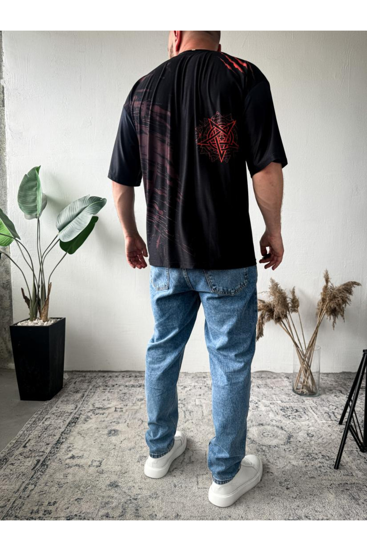 Футболка оверсайз легка темного кольору з принтом