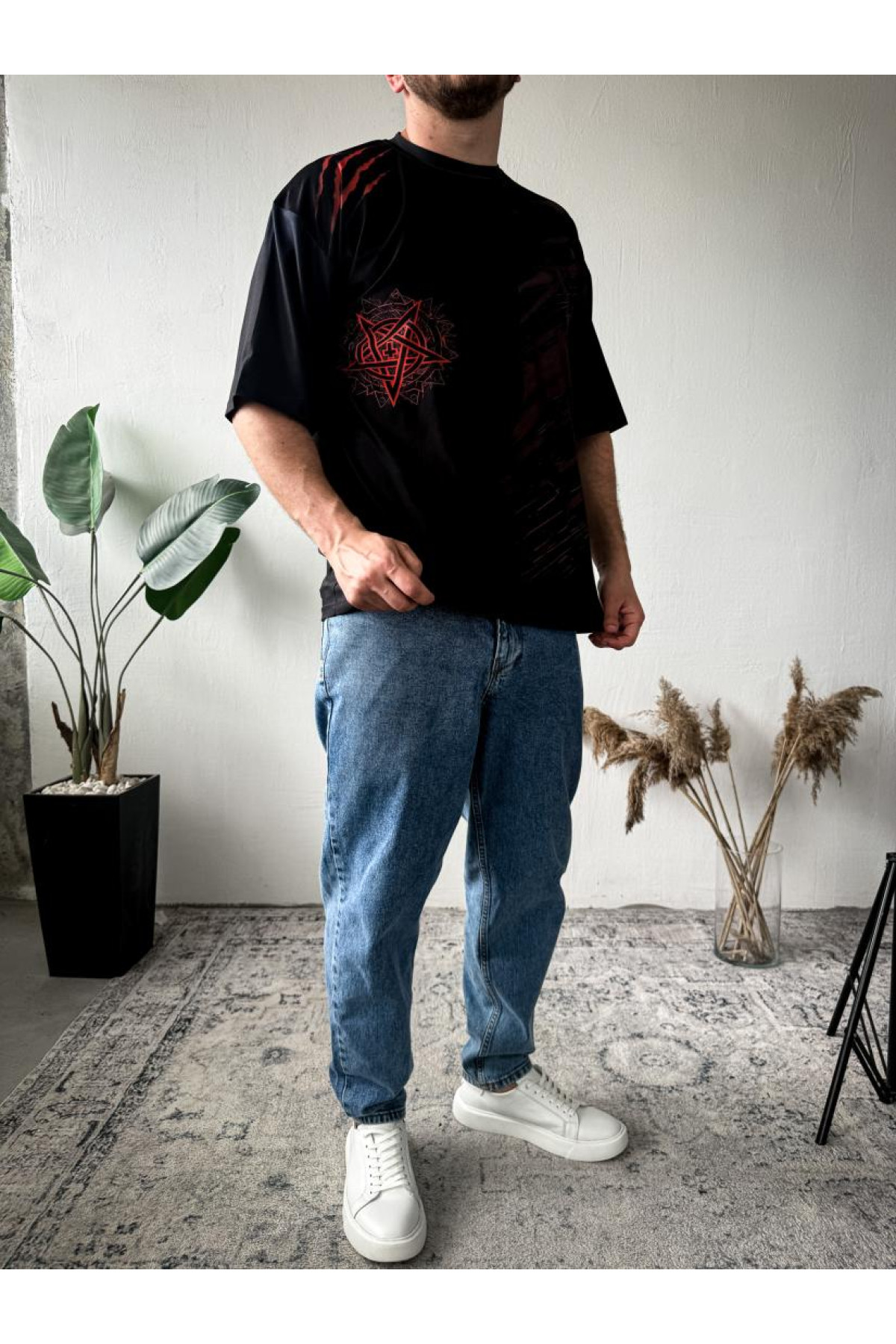 Футболка оверсайз легка темного кольору з принтом