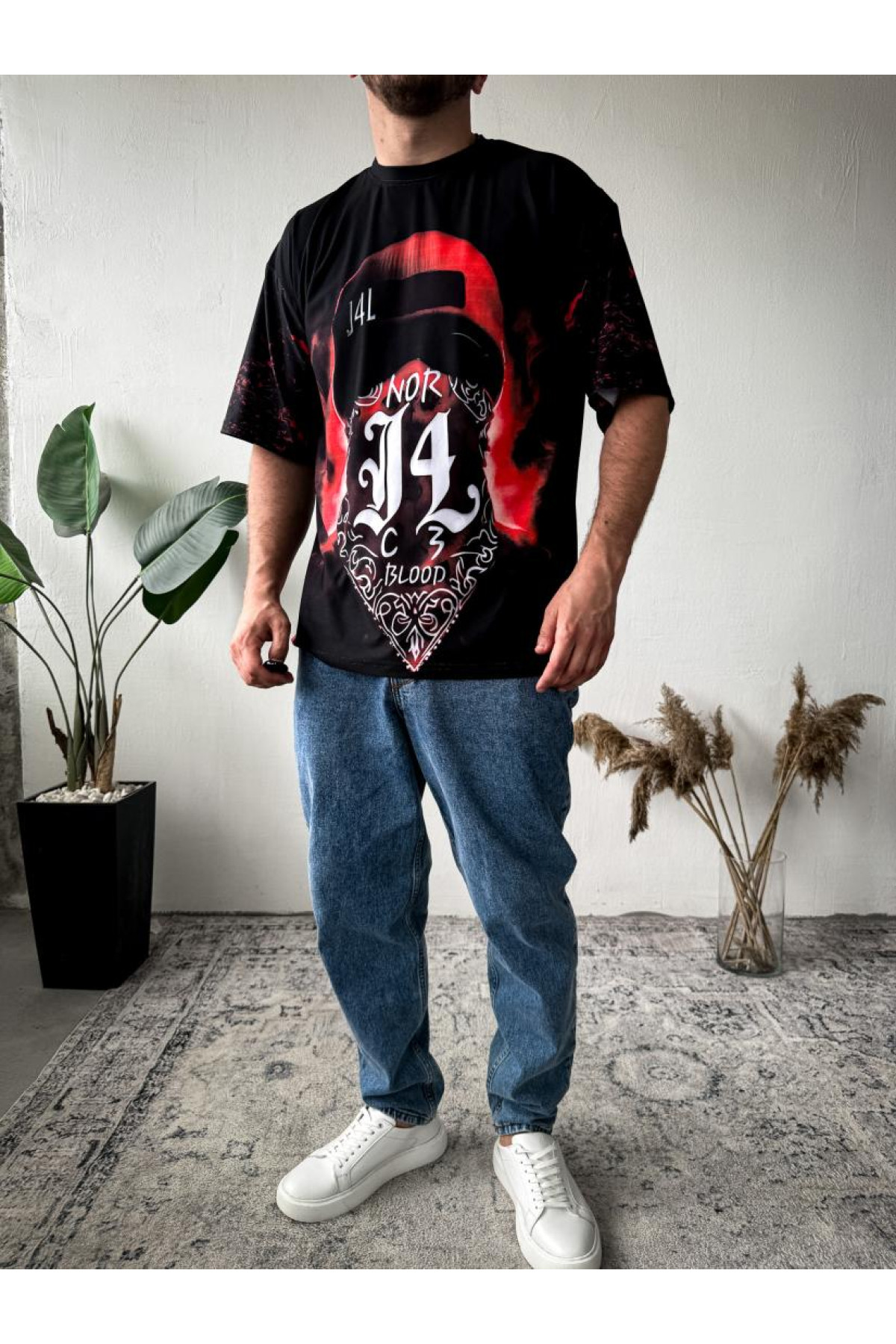 Футболка оверсайз легка темного кольору з принтом