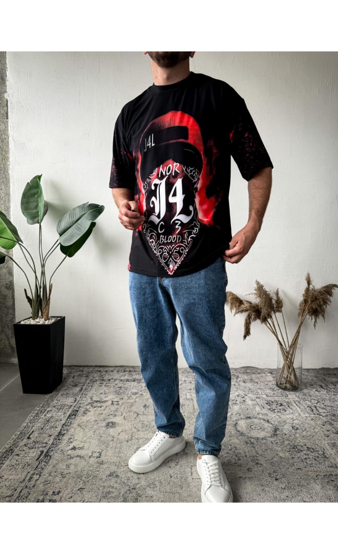 Футболка оверсайз легка темного кольору з принтом