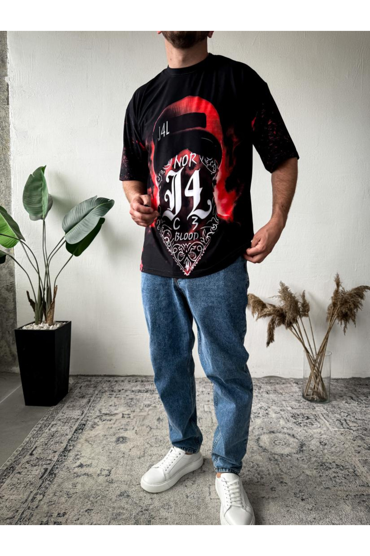 Футболка оверсайз легка темного кольору з принтом