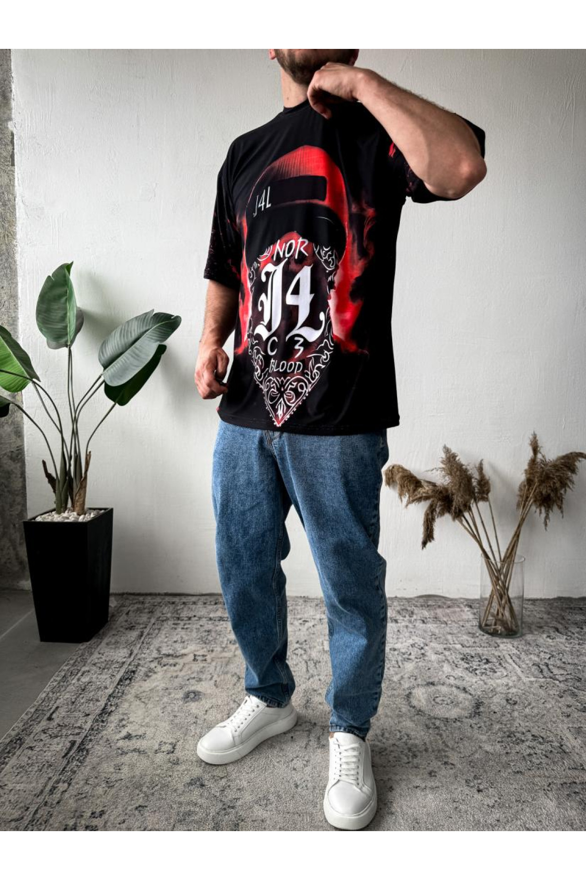 Футболка оверсайз легка темного кольору з принтом