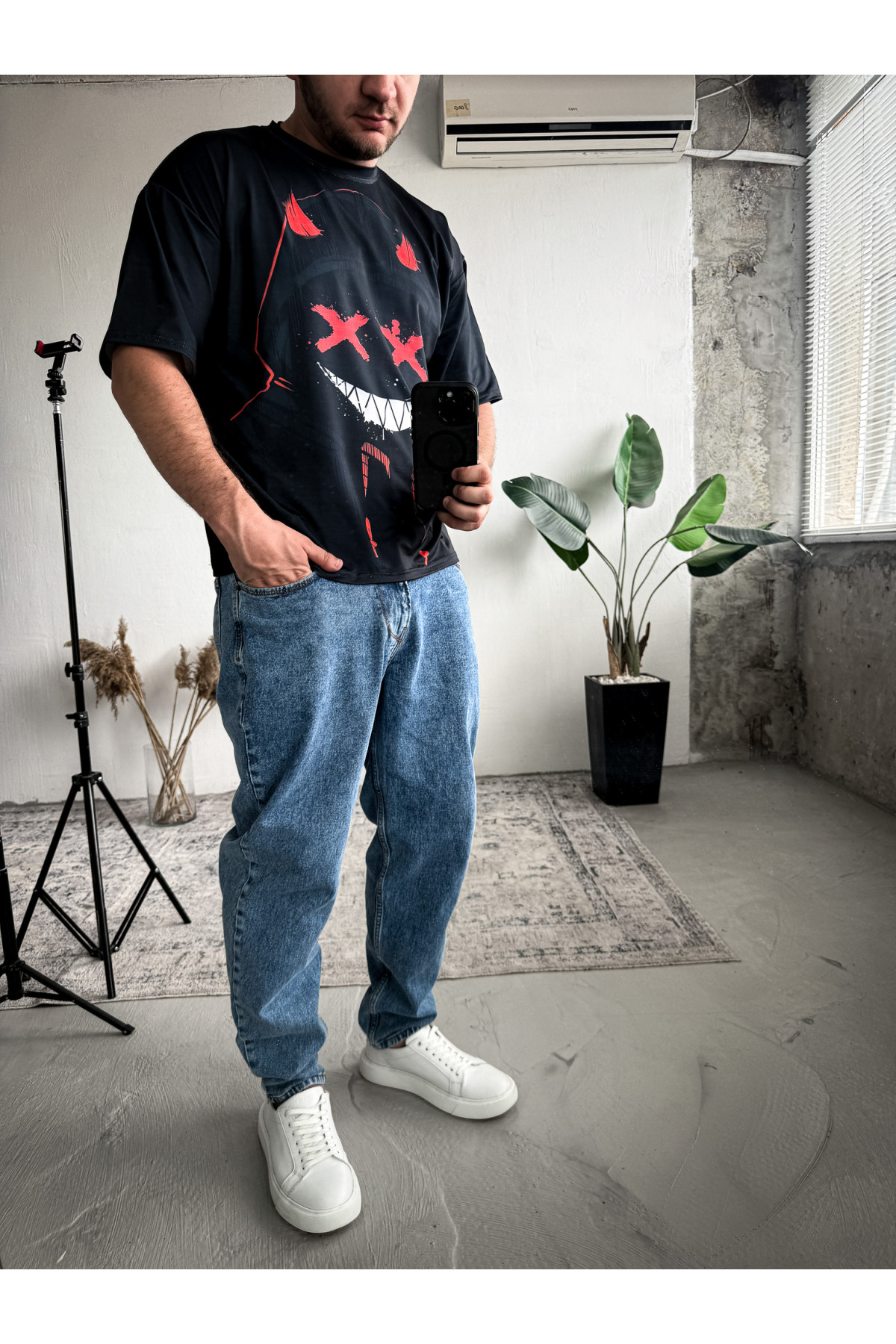 Футболка оверсайз легка темного кольору з принтом