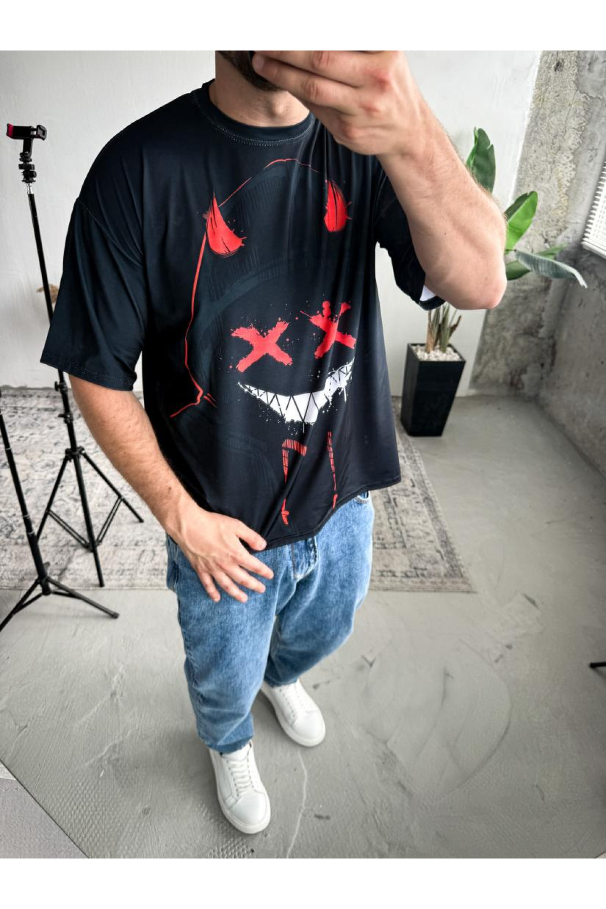 Футболка оверсайз легка темного кольору з принтом