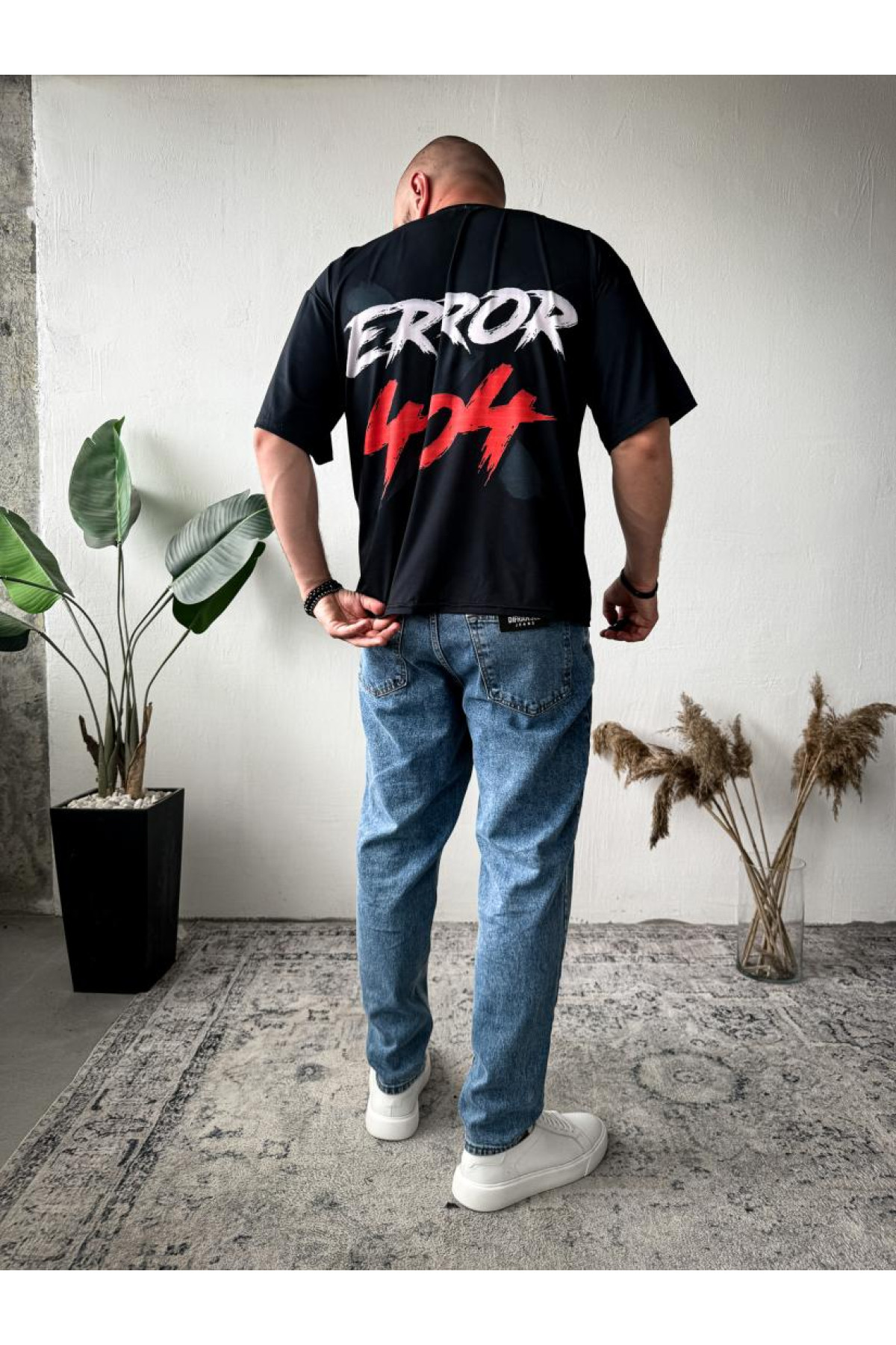 Футболка оверсайз легка темного кольору з принтом