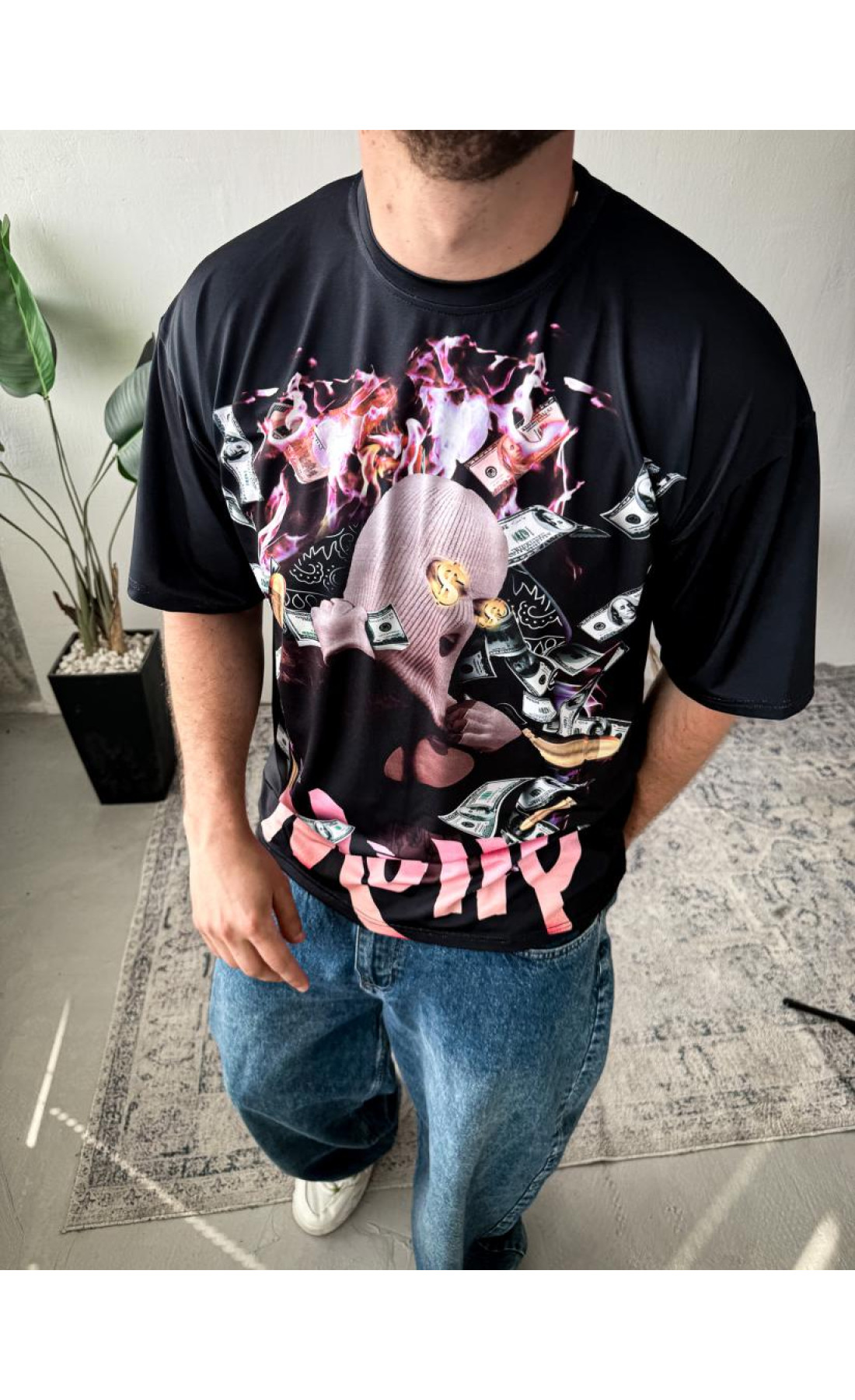 Футболка оверсайз легка темного кольору з принтом