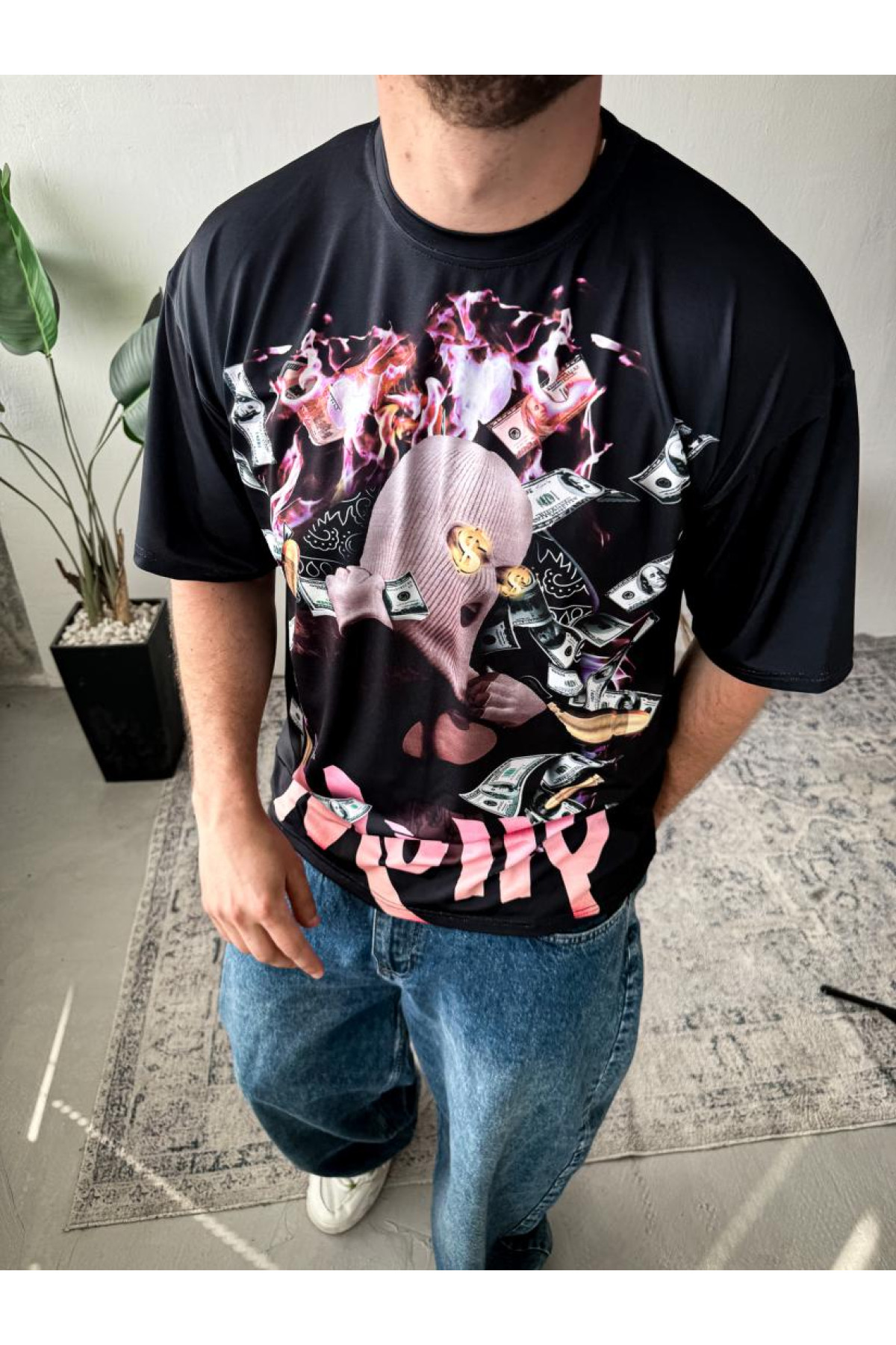 Футболка оверсайз легка темного кольору з принтом