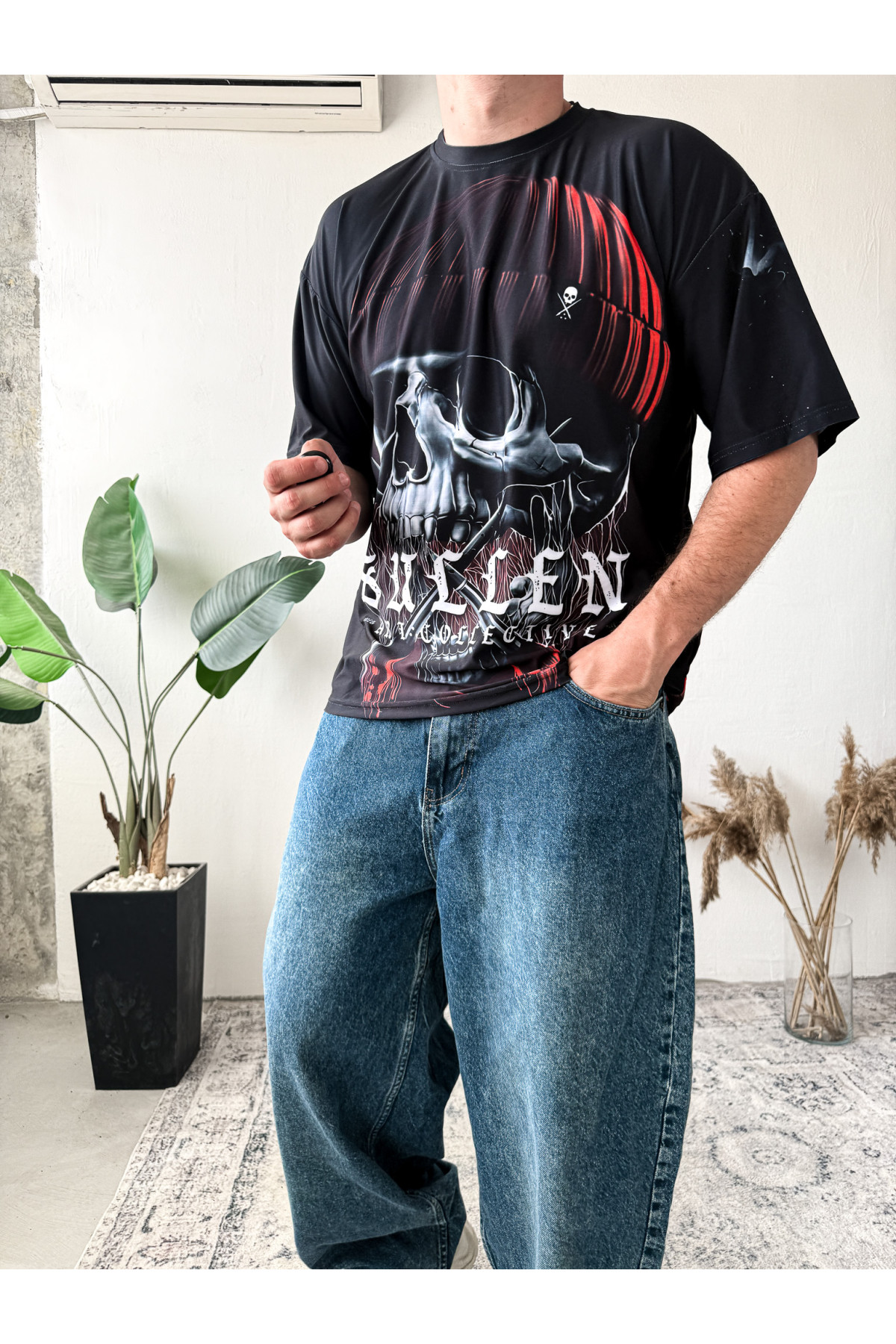 Футболка оверсайз легка темного кольору з принтом