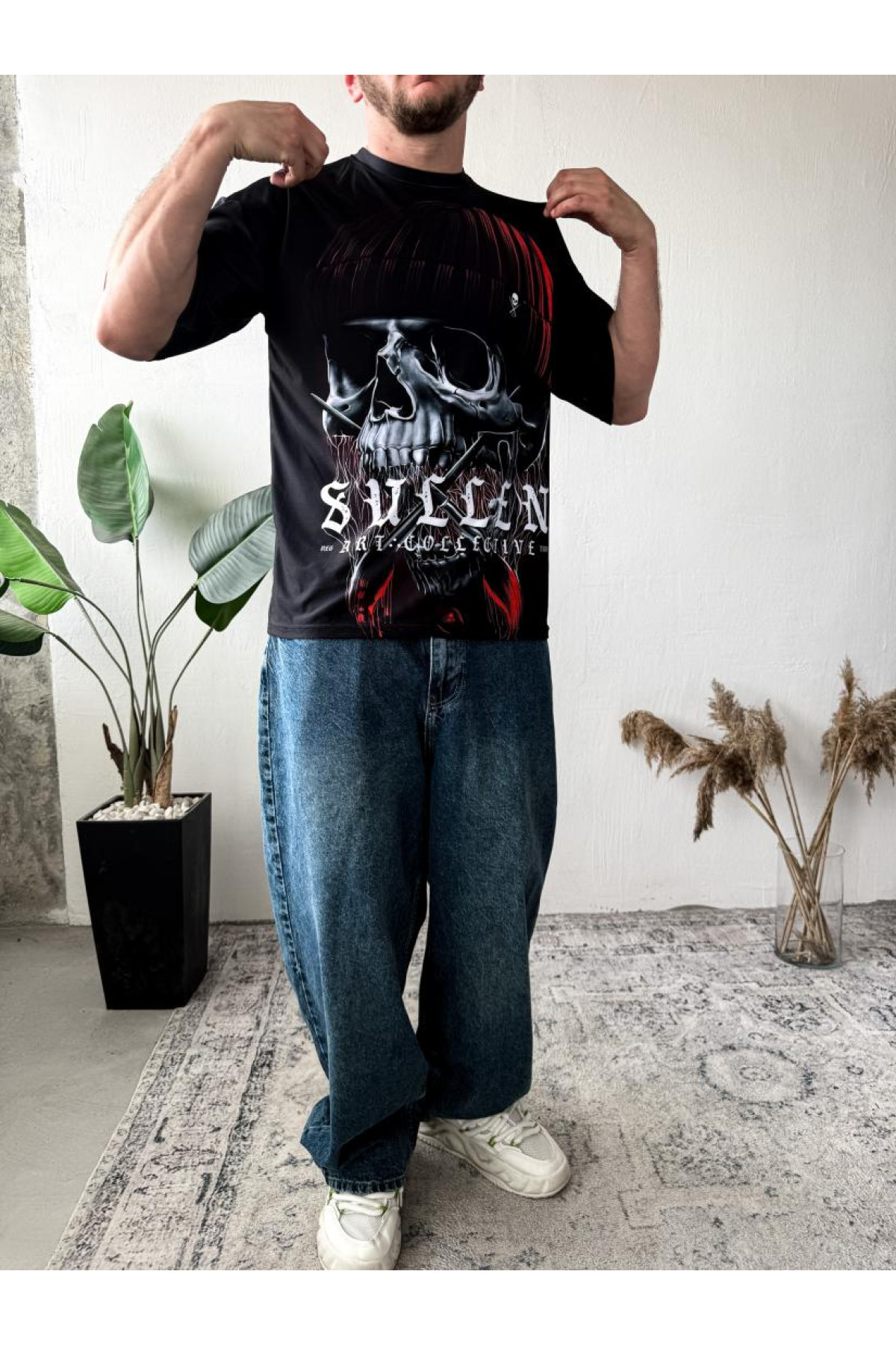 Футболка оверсайз легка темного кольору з принтом