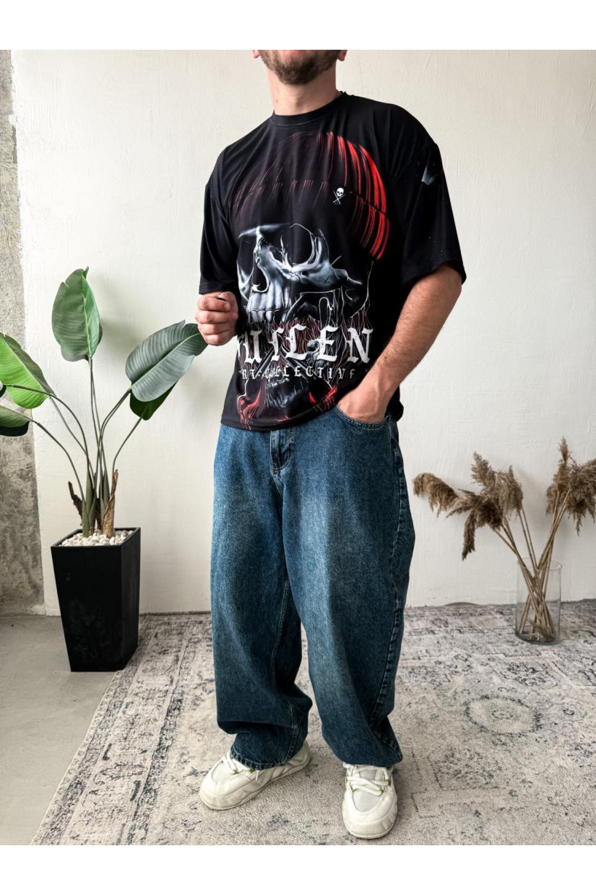 Футболка оверсайз легка темного кольору з принтом