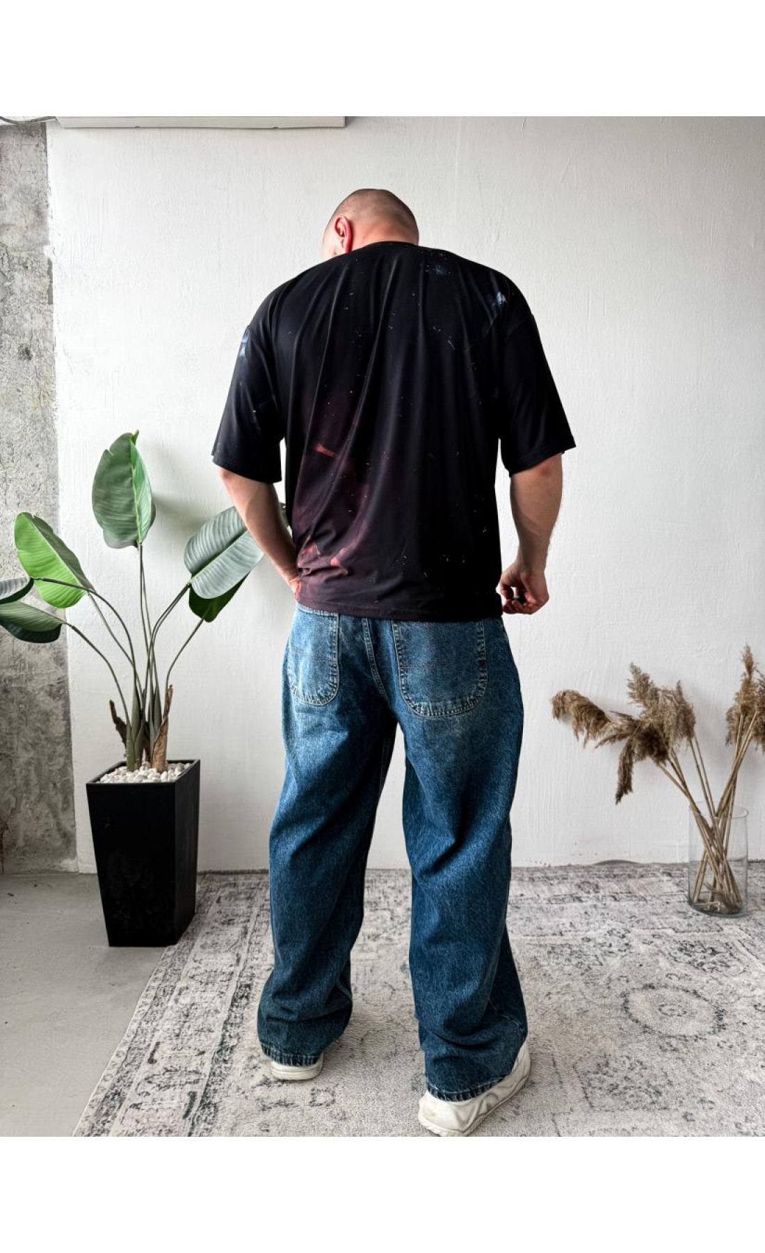 Футболка оверсайз легка темного кольору з принтом