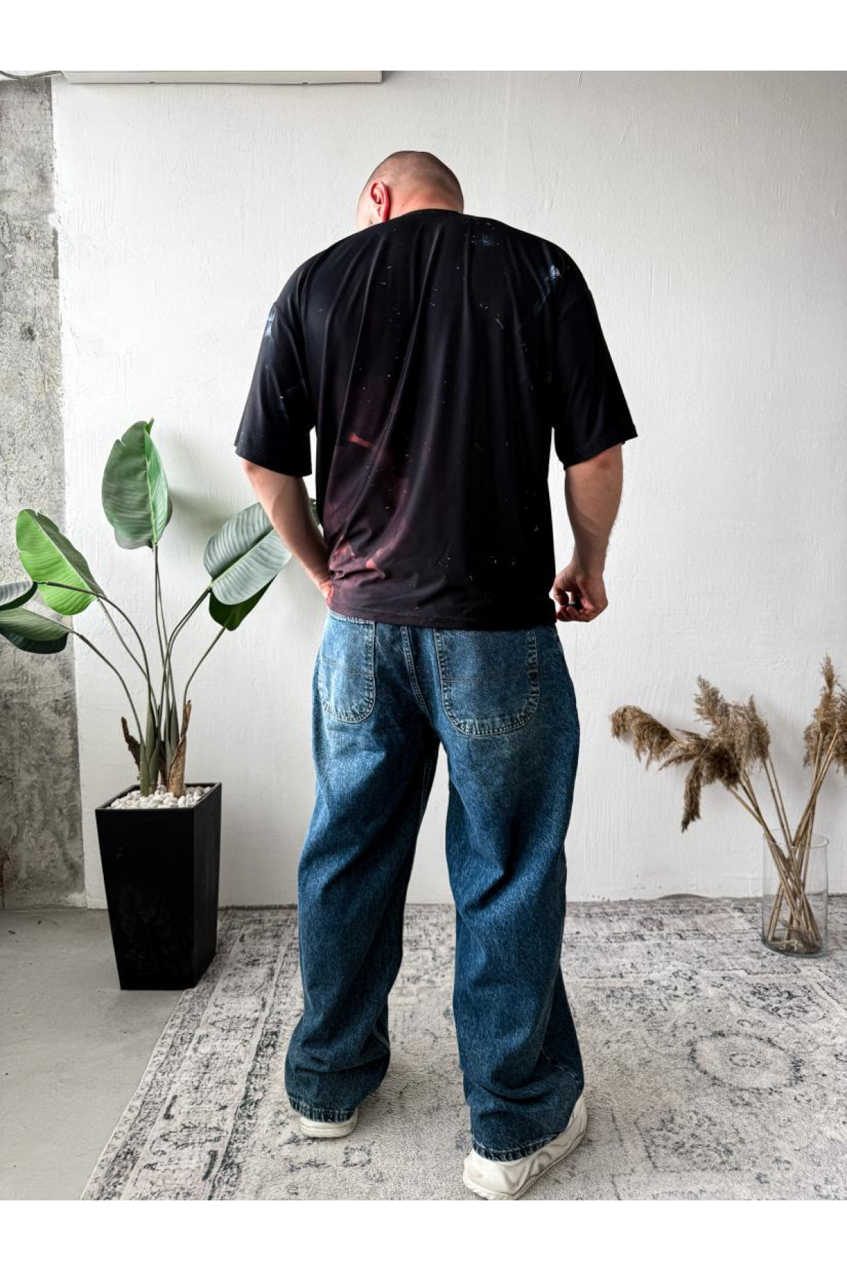 Футболка оверсайз легка темного кольору з принтом