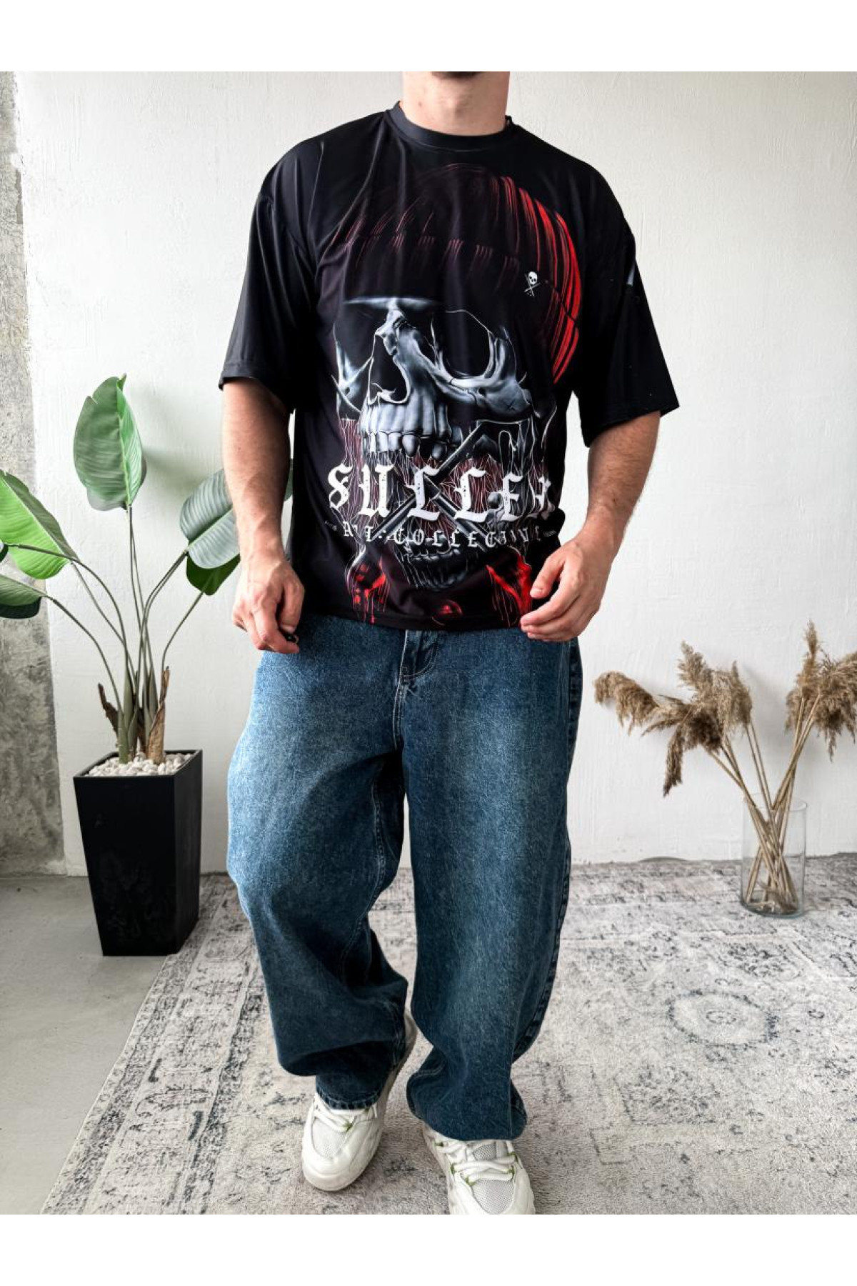 Футболка оверсайз легка темного кольору з принтом