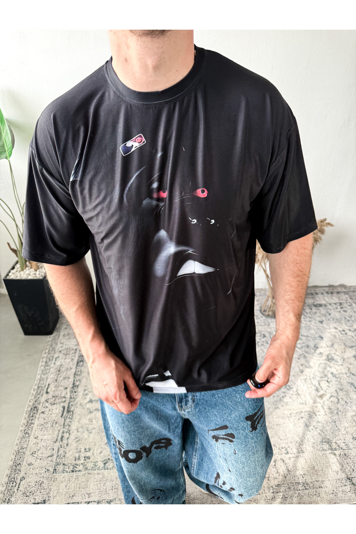 Футболка оверсайз легка темного кольору з принтом