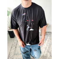 Футболка оверсайз легка темного кольору з принтом