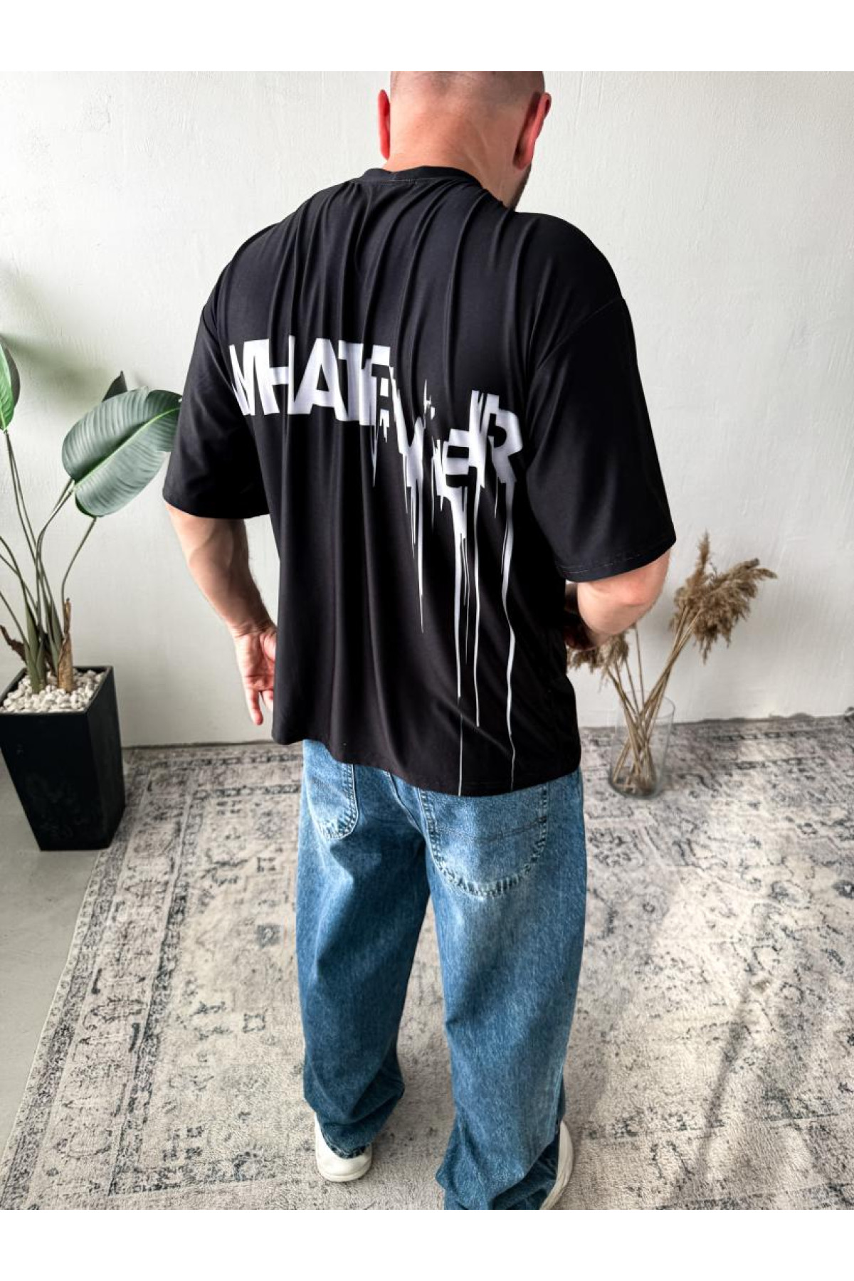 Футболка оверсайз легка темного кольору з принтом