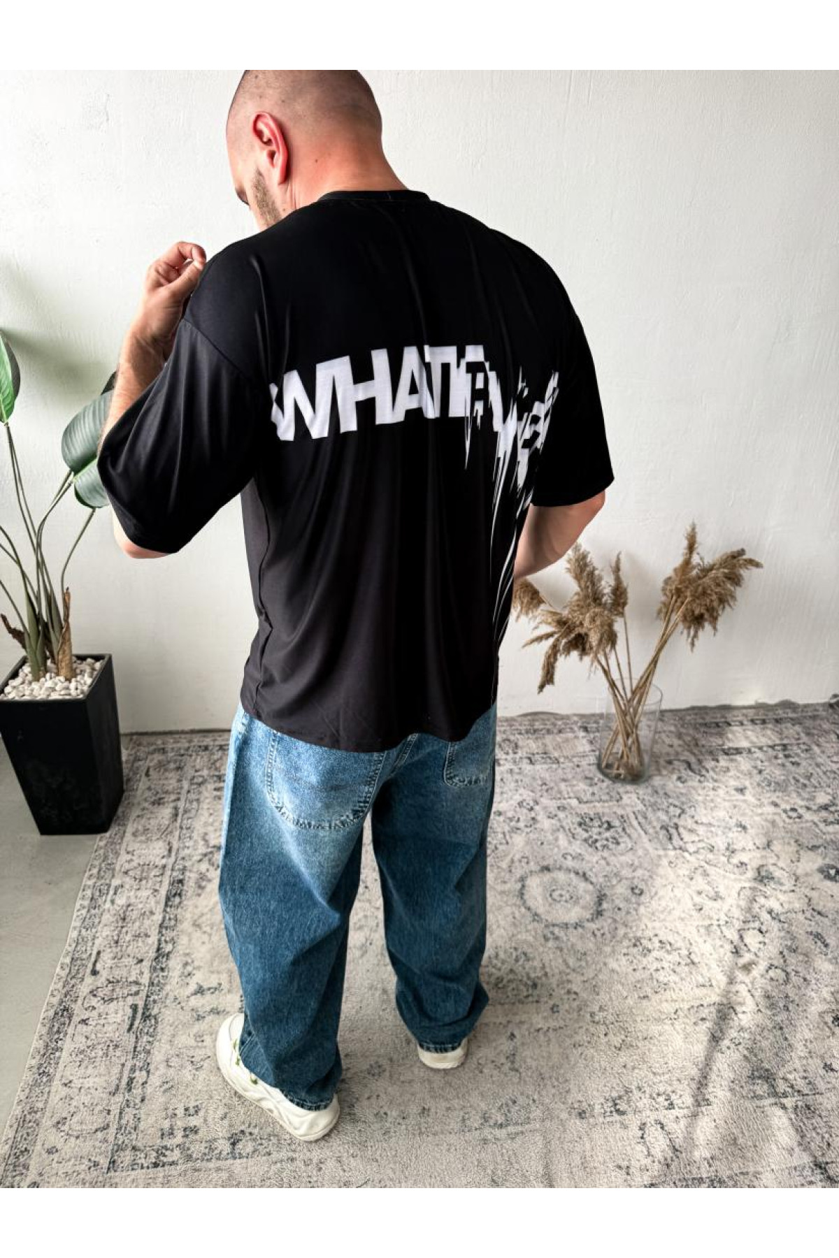 Футболка оверсайз легка темного кольору з принтом