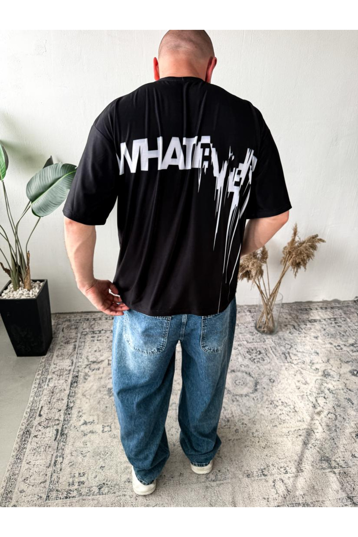 Футболка оверсайз легка темного кольору з принтом