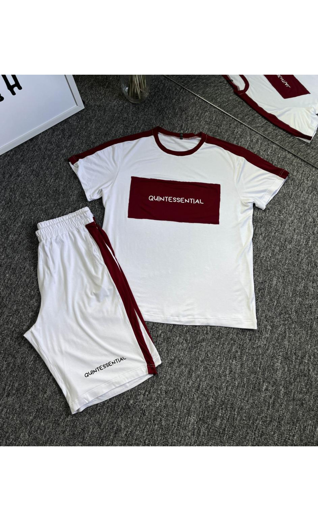 Літній чоловічий костюм біло-червоного кольору з написом