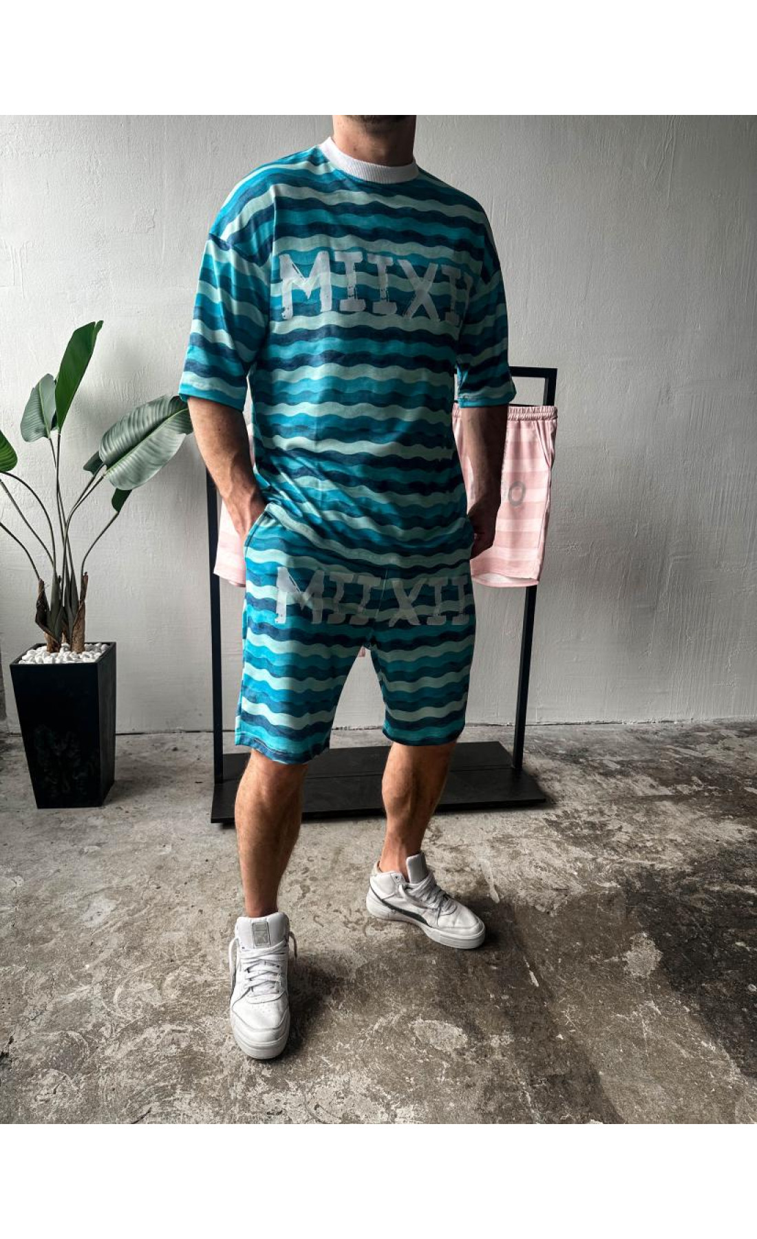 Чоловічий літній костюм блакитного кольору з написом