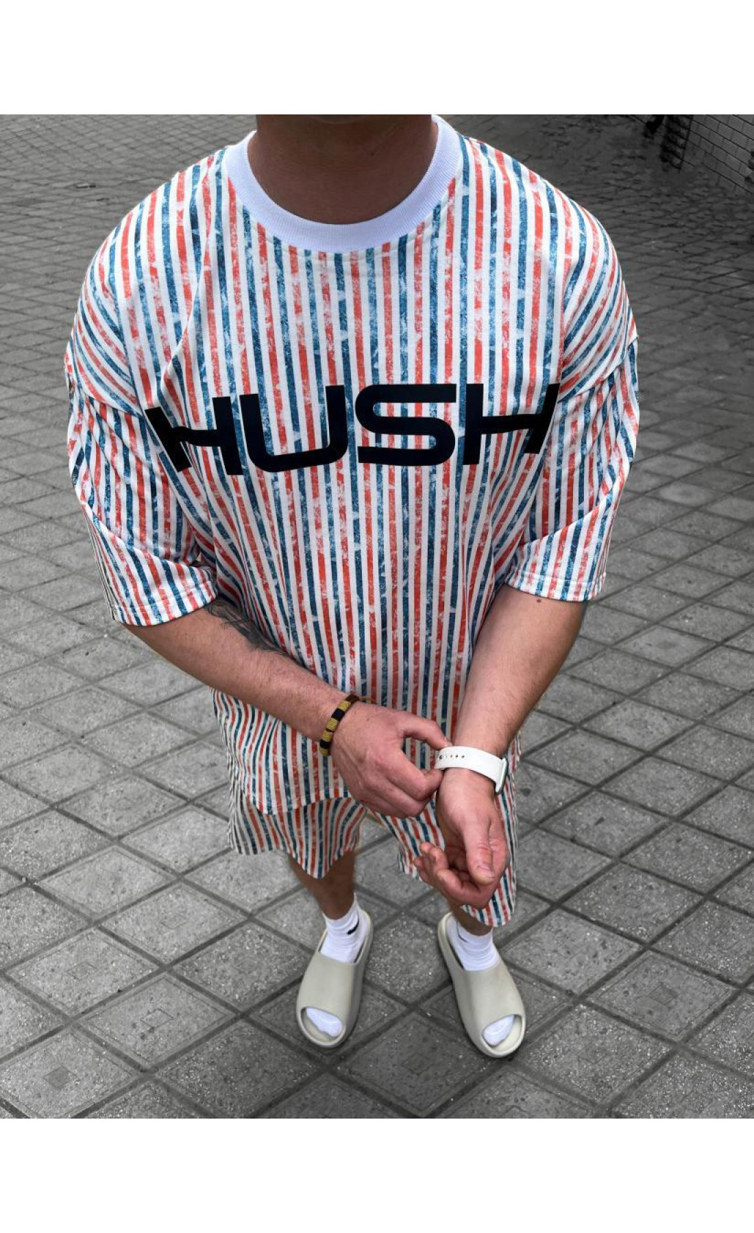 Літній різнокольоровий чоловічий костюм у смужку з написом