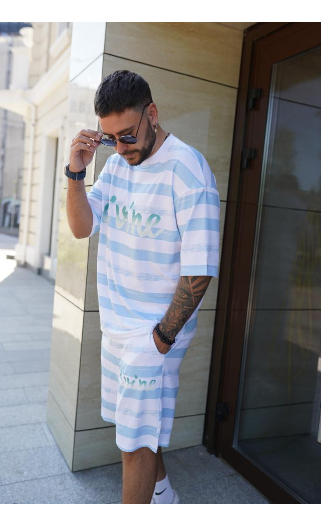 Біло-блакитний чоловічий літній спортивний костюм у смужку