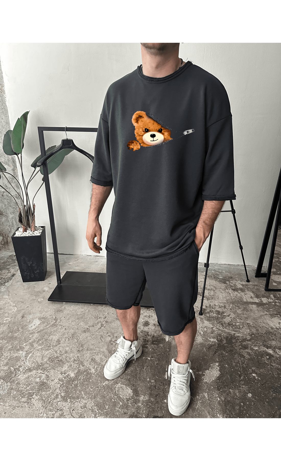 Чоловічий графітовий комфортний літній спортивний костюм-двійка з яскравим принтом