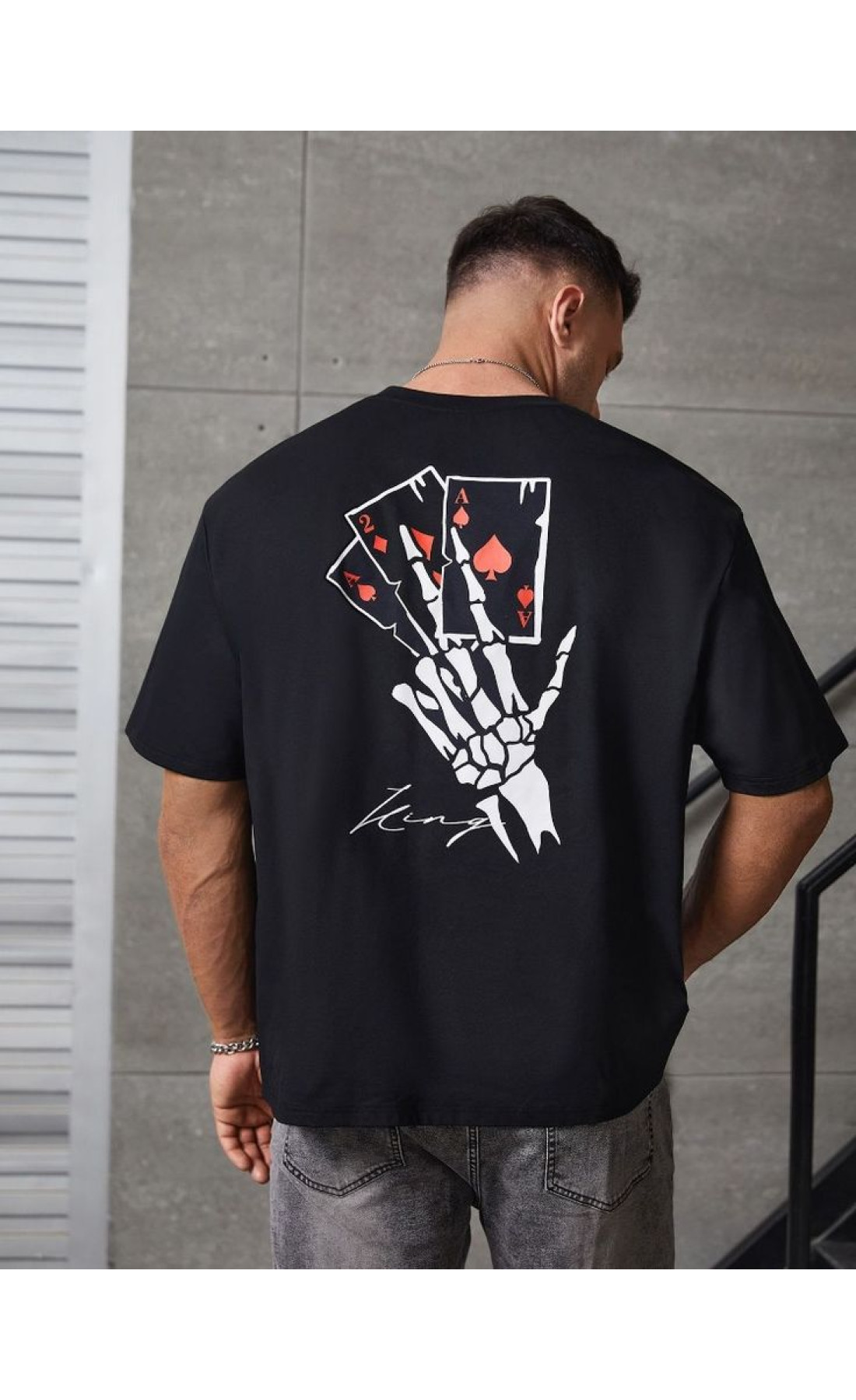 Чорна  чоловіча оверсайз футболка з трендовим принтом