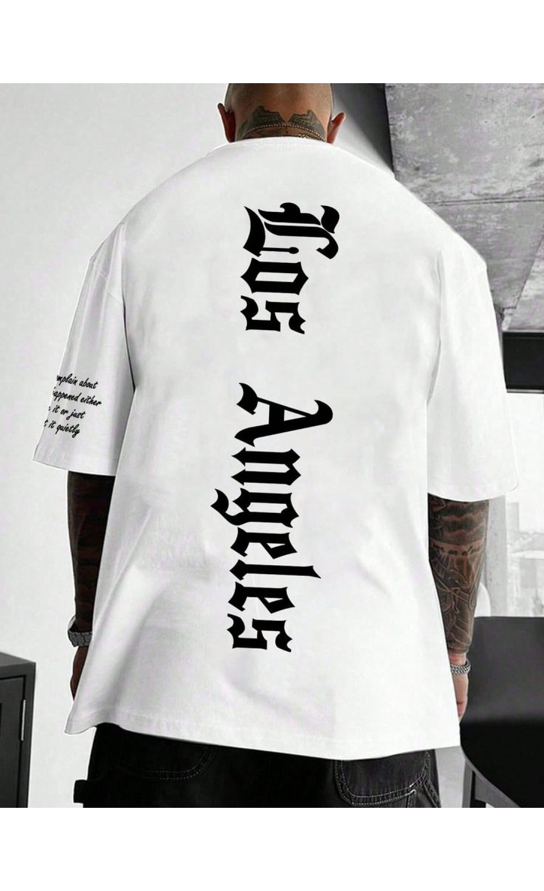 Біла зручна чоловіча оверсайз футболка з модним написом