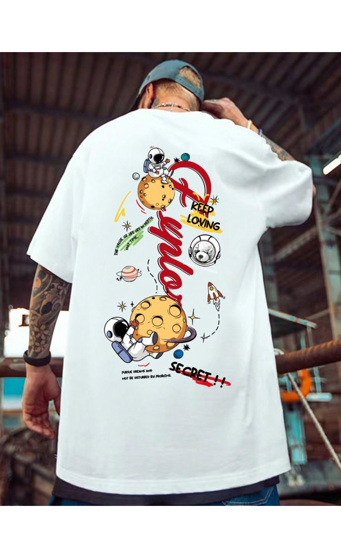 Чоловіча біла  оверсайз футболка з яскравим принтом