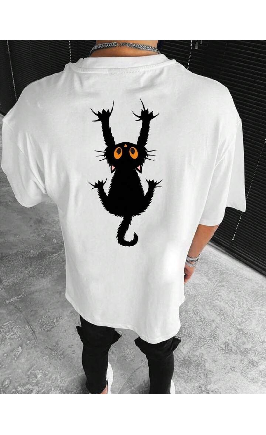 Комфортна чоловіча біла оверсайз футболка з яскравим принтом