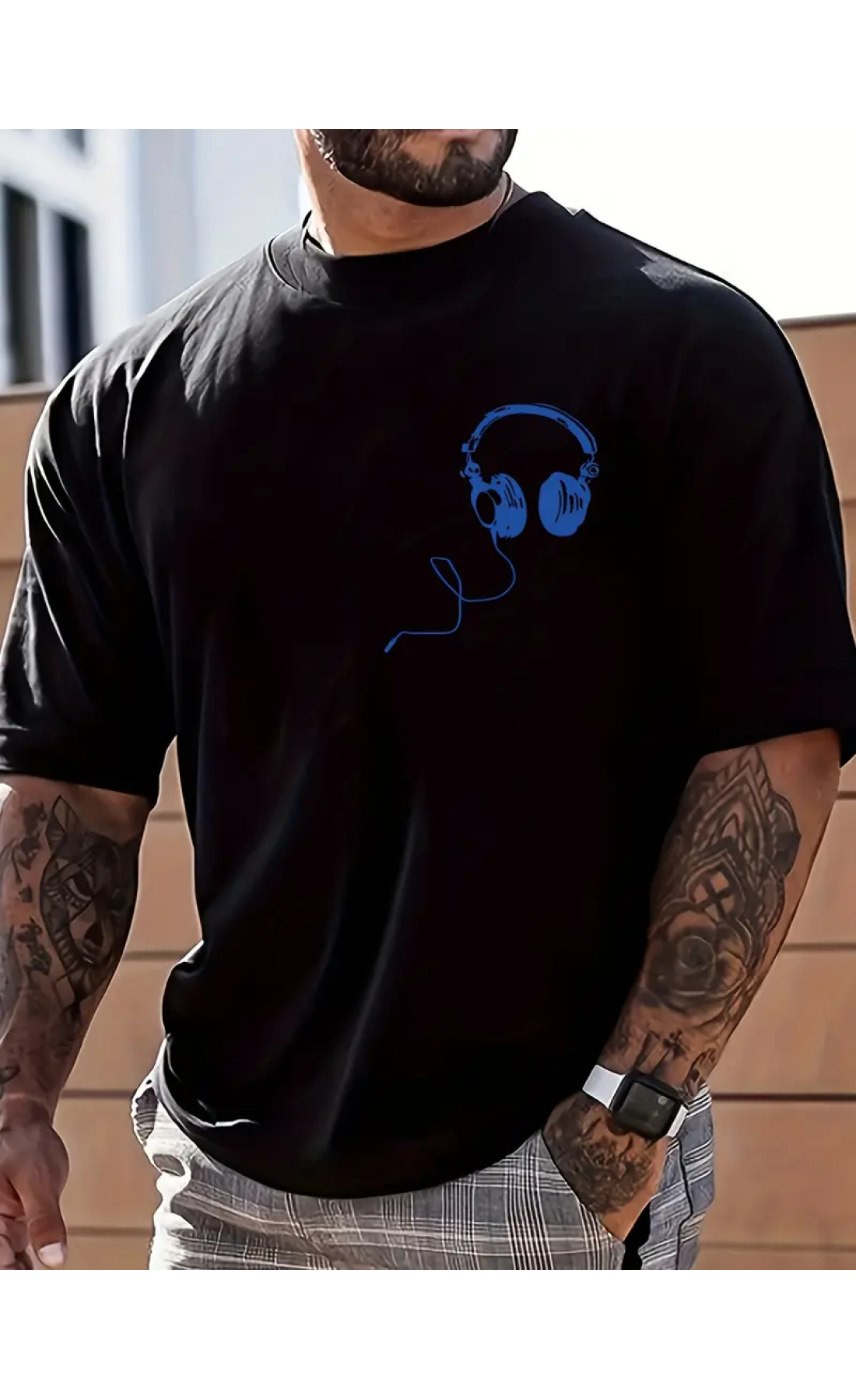 Зручна чоловіча чорна оверсайз футболка з яскравим принтом