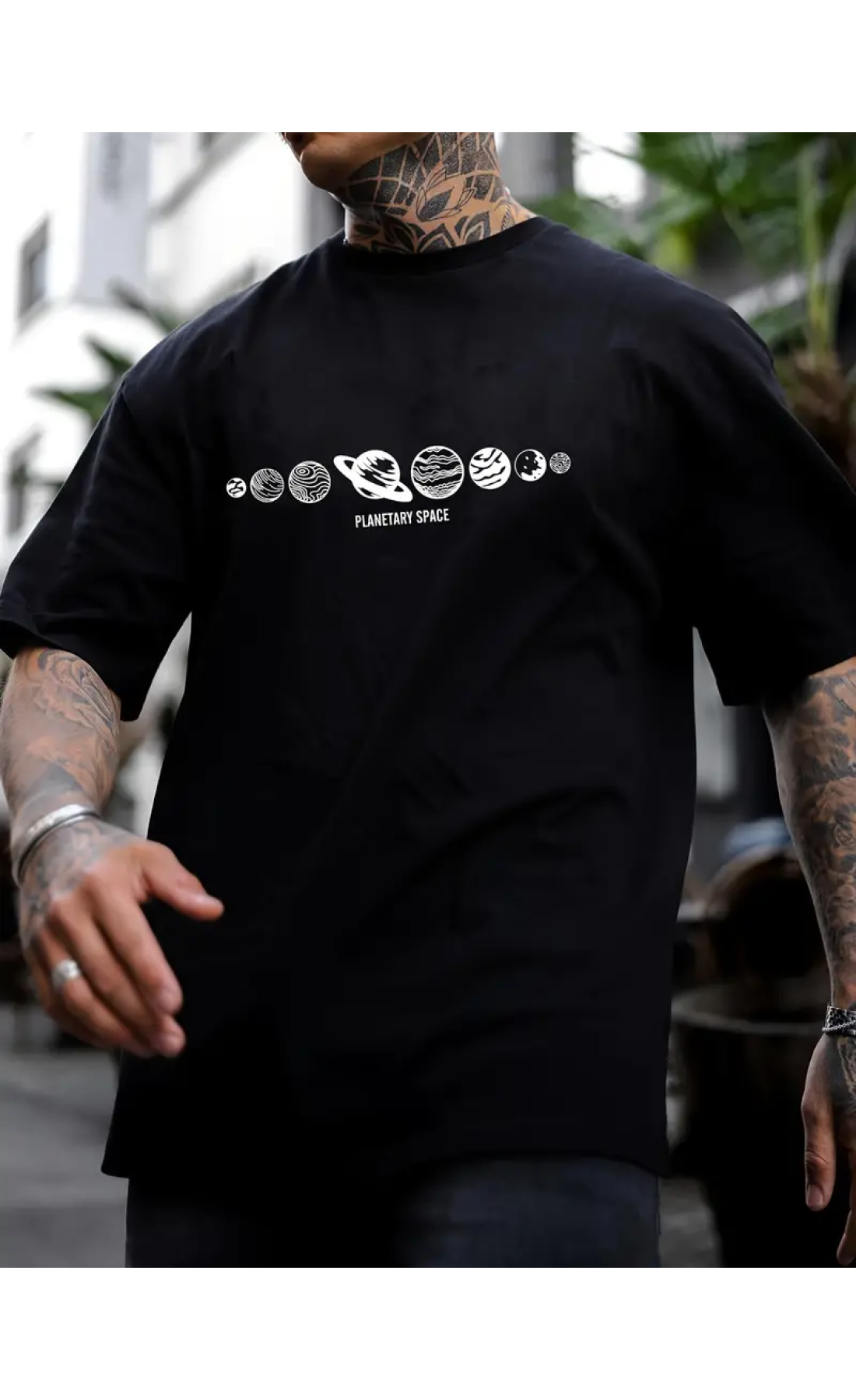 Легка чорна оверсайз футболка з модним дизайном