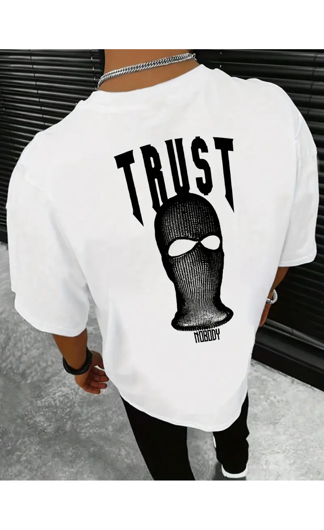 Трендова чоловіча біла оверсайз футболка з модним принтом