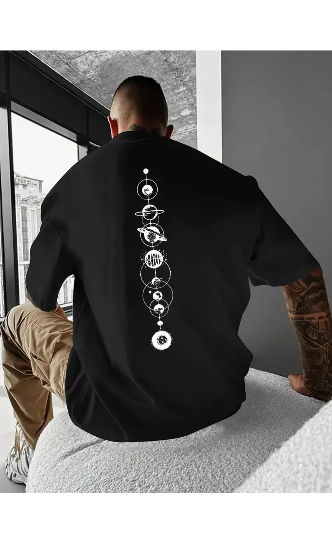 Чорна чоловіча трендова оверсайз футболка зі стильним дизайном