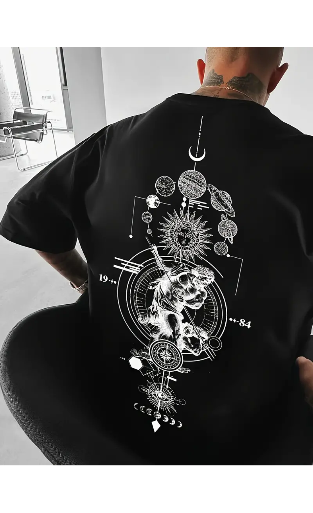 Чорна зручна чоловіча оверсайз футболка з модним дизайном