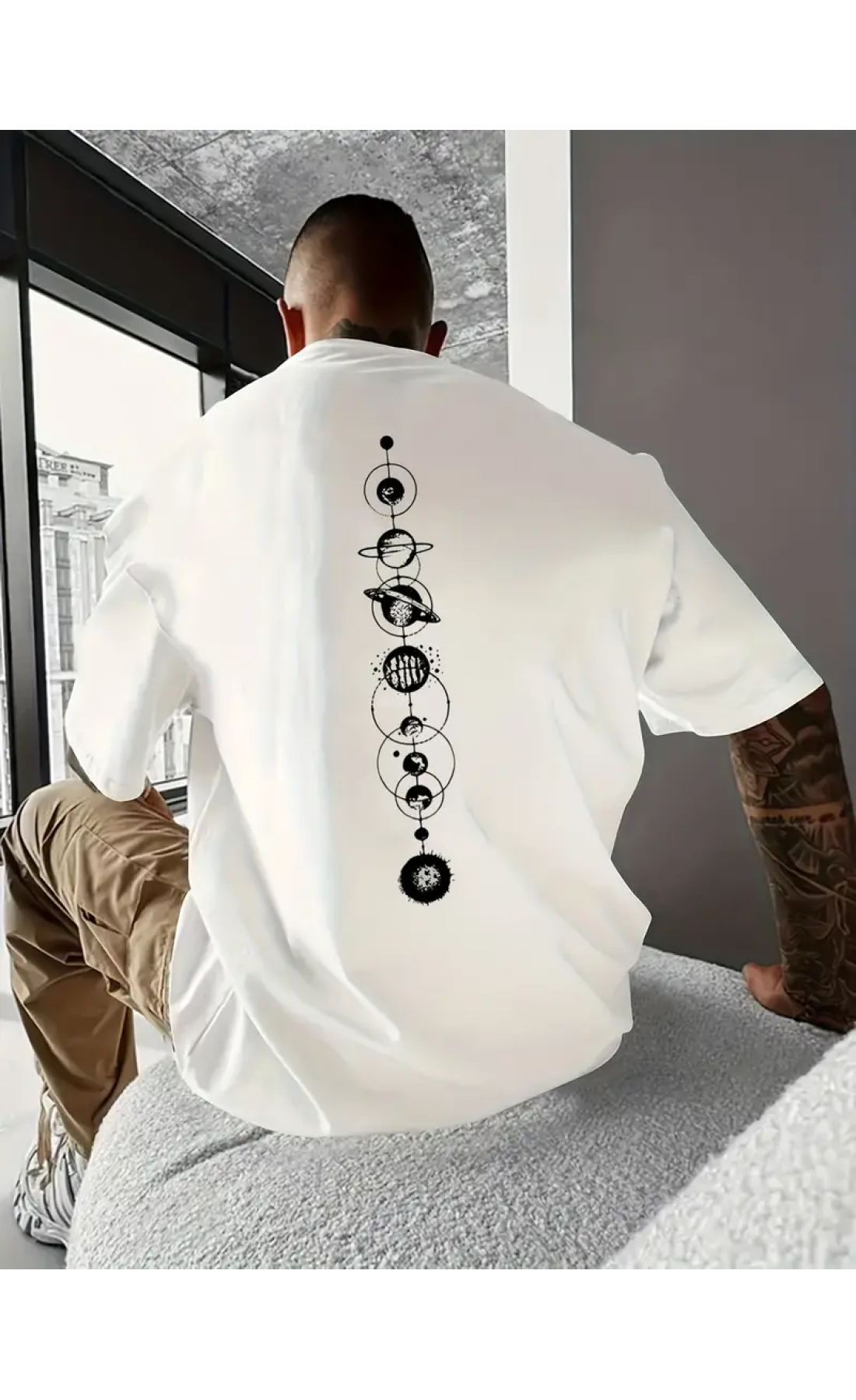 чоловіча біла оверсайз футболка з модним дизайном