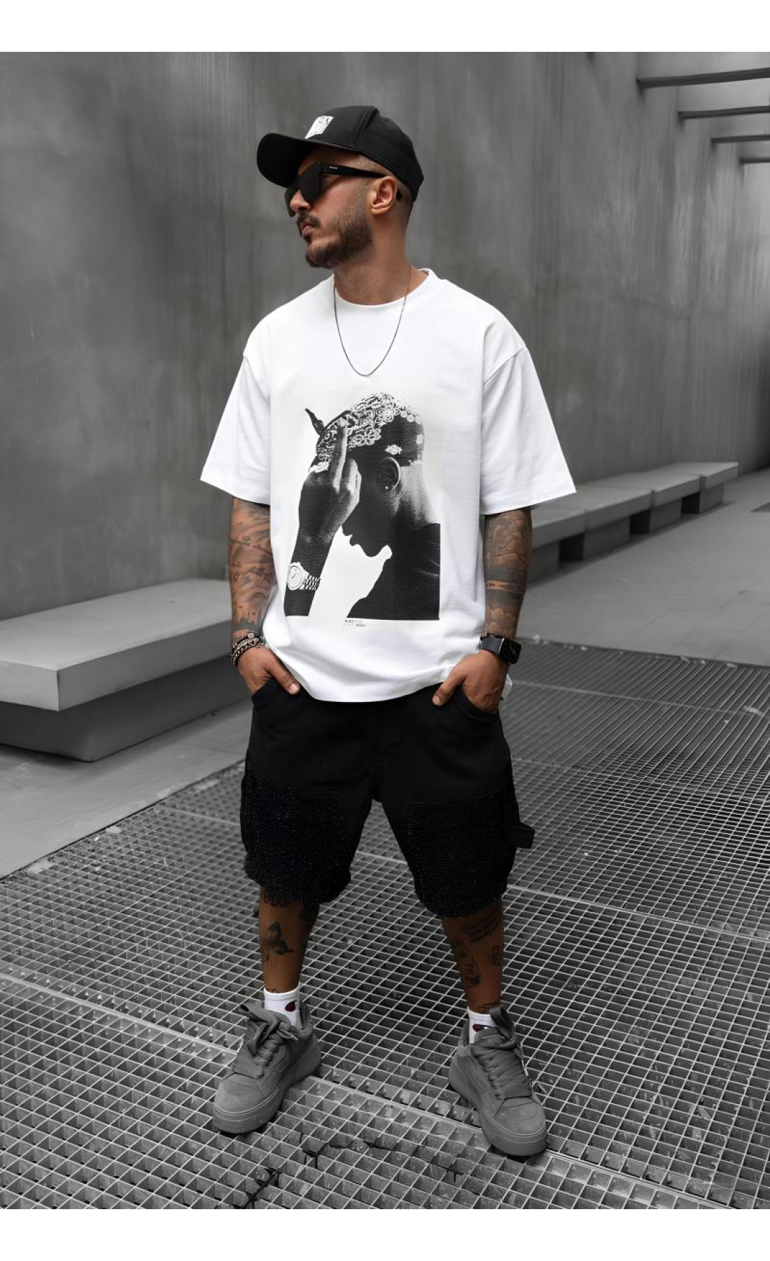 Біла чоловіча футболка з дтф принтом (оверсайз)