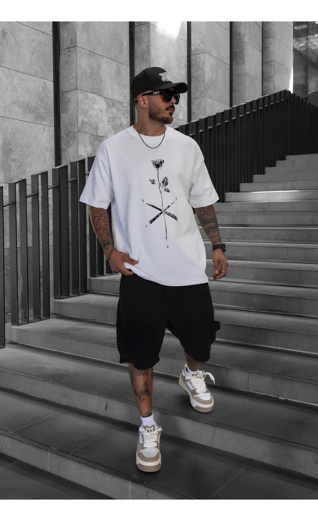 Біла чоловіча футболка з дтф принтом (оверсайз)