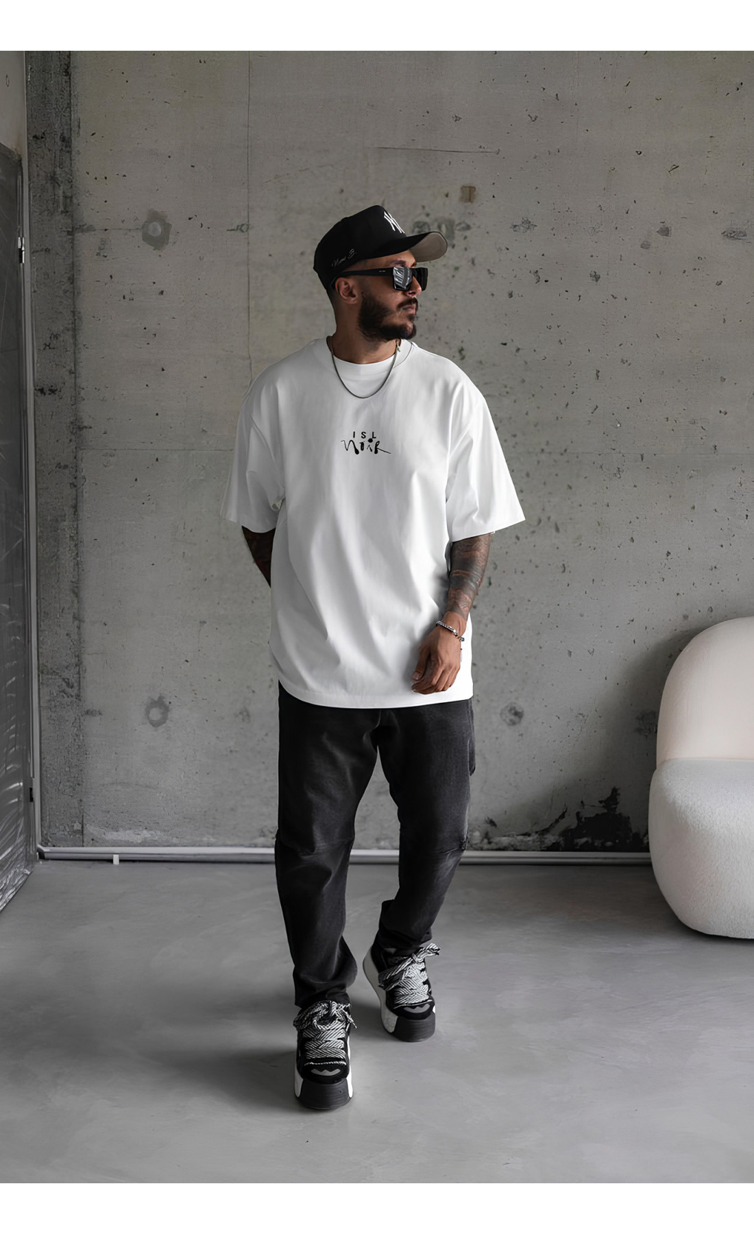 Біла чоловіча футболка з дтф принтом (оверсайз)