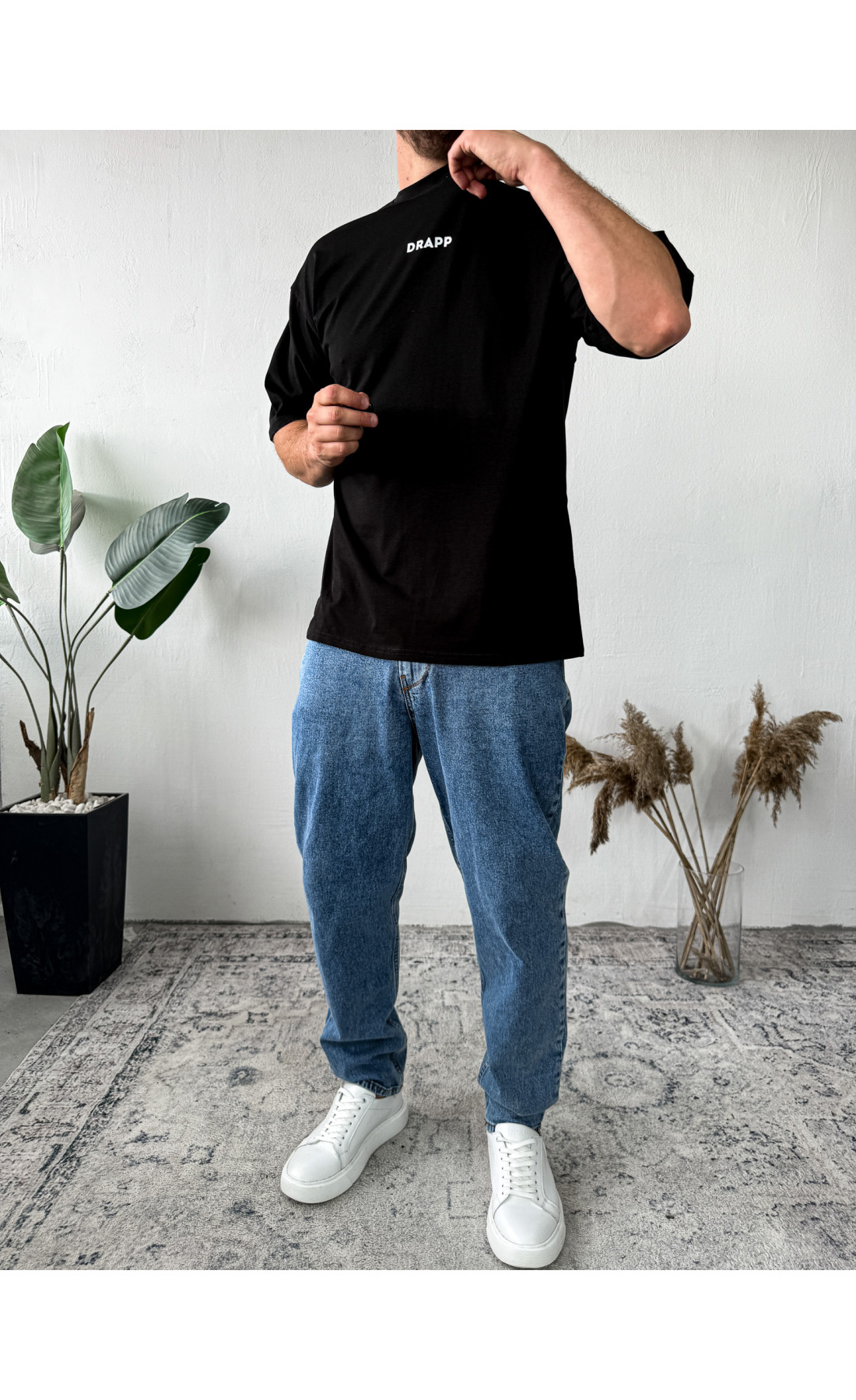 Футболка чоловіча жіноча  чорна біла з маленьким написом