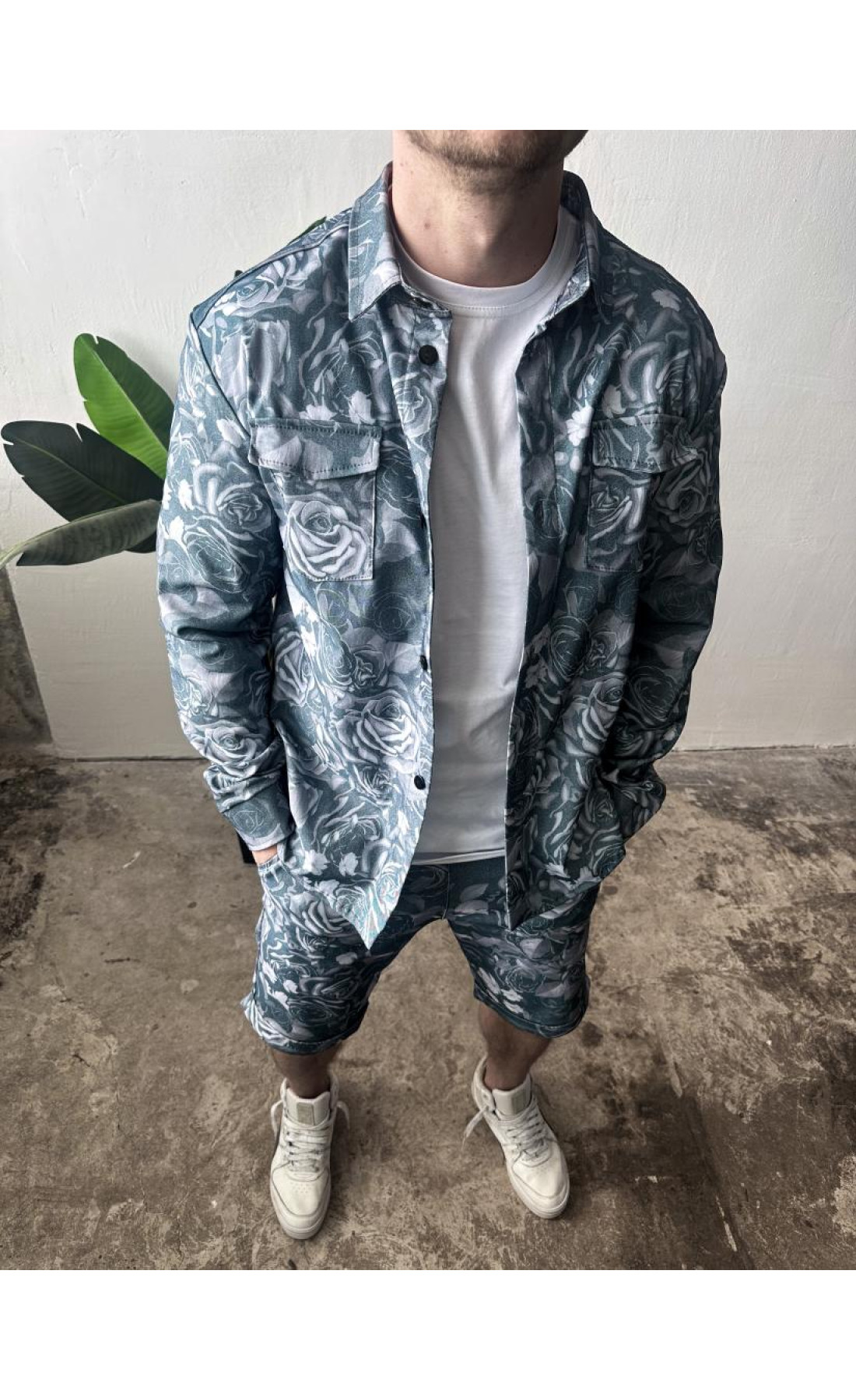 Чоловічий літній сірий костюм сорочка шорти з принтом троянд