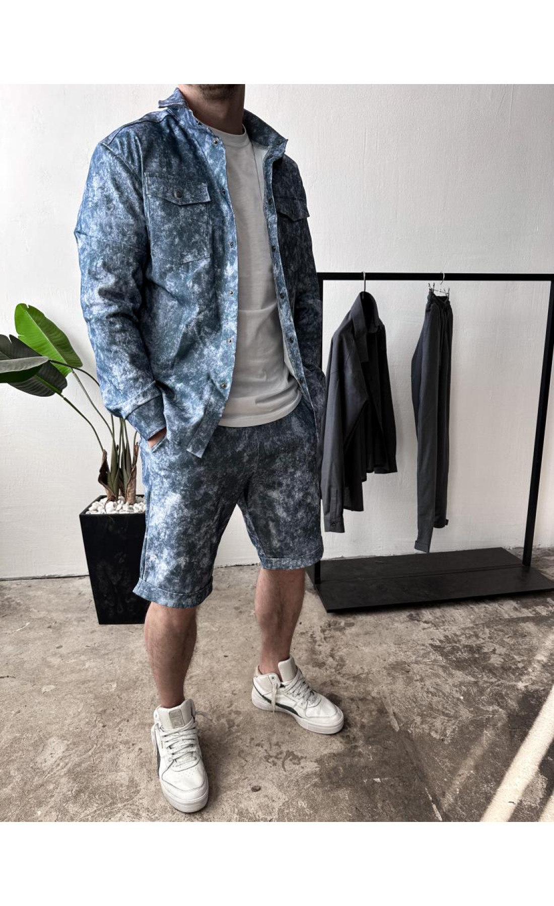 Літній блакитний чоловічий костюм із принтом