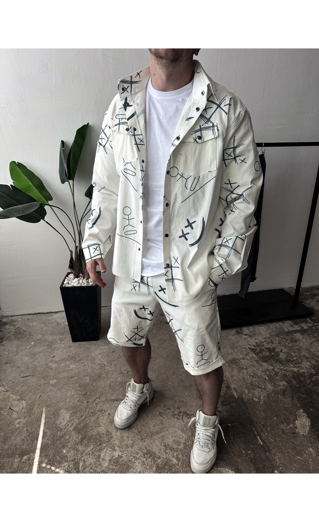 Трендовий білий чоловічий літній костюм-двійка з яскравим дизайном