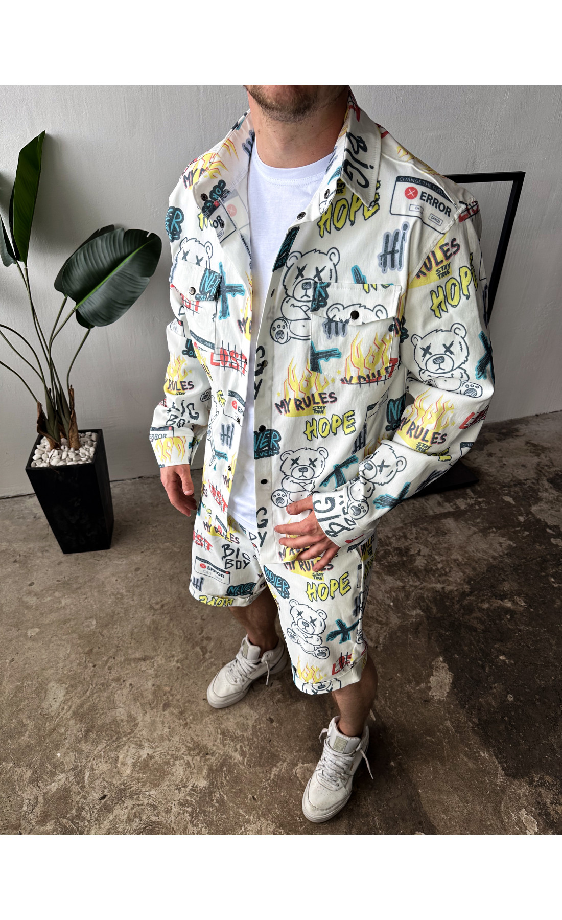 Яскравий чоловічий білий літній костюм-двійка з модним принтом