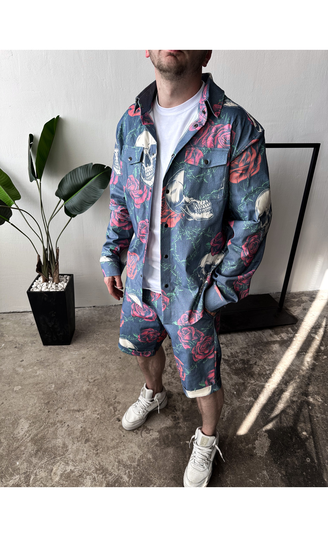 Стильний літній синій чоловічий костюм з яскравим дизайном