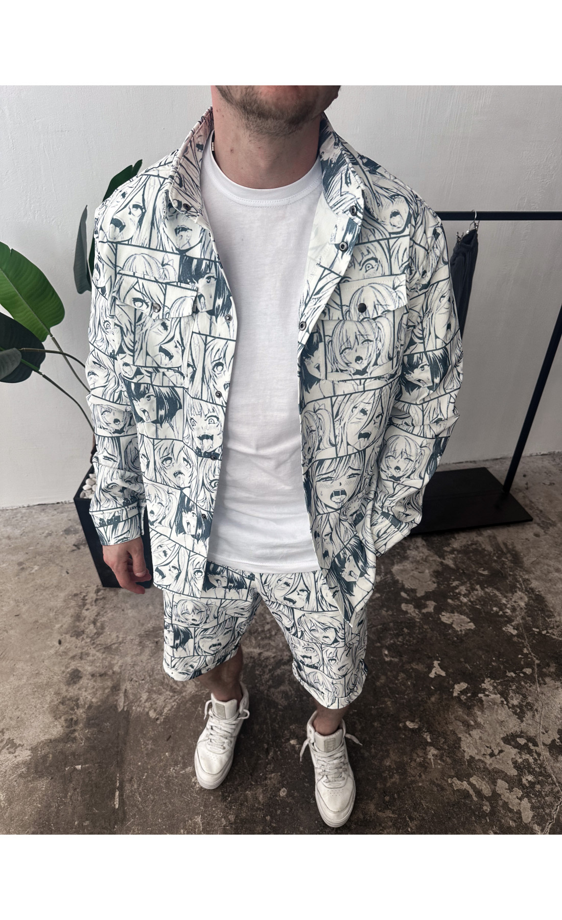 Зручний білий чоловічий літній костюм-двійка з яскравим дизайном