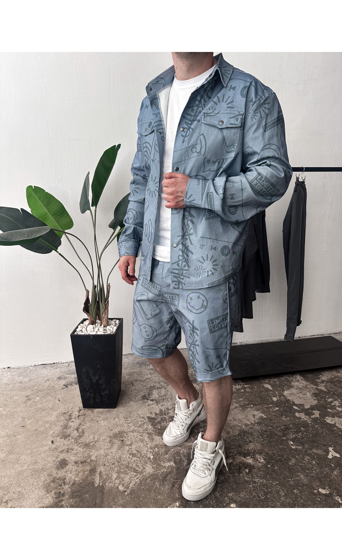 Комфортний синій чоловічий літній костюм-двійка зі стильним принтом