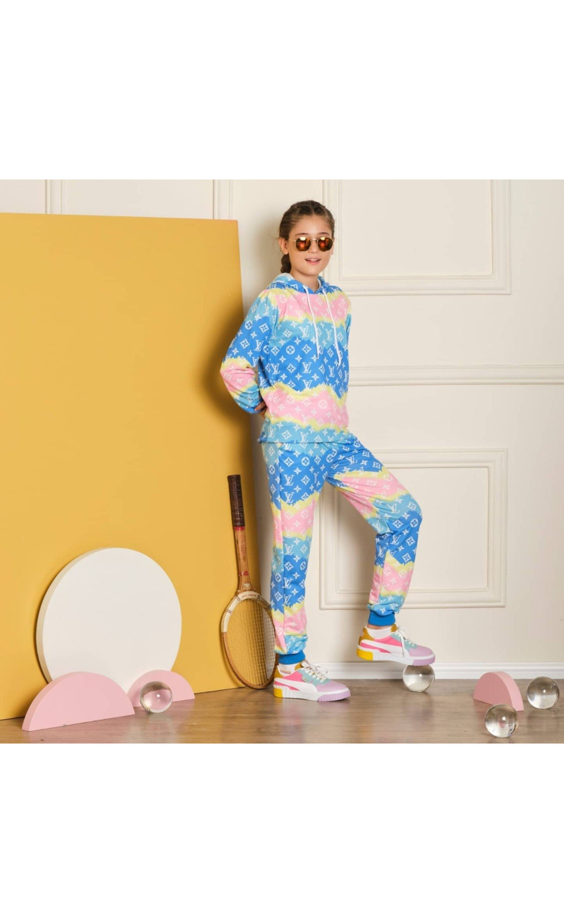 Яскравий дівчачий спортивний костюм зі стильним дизайном